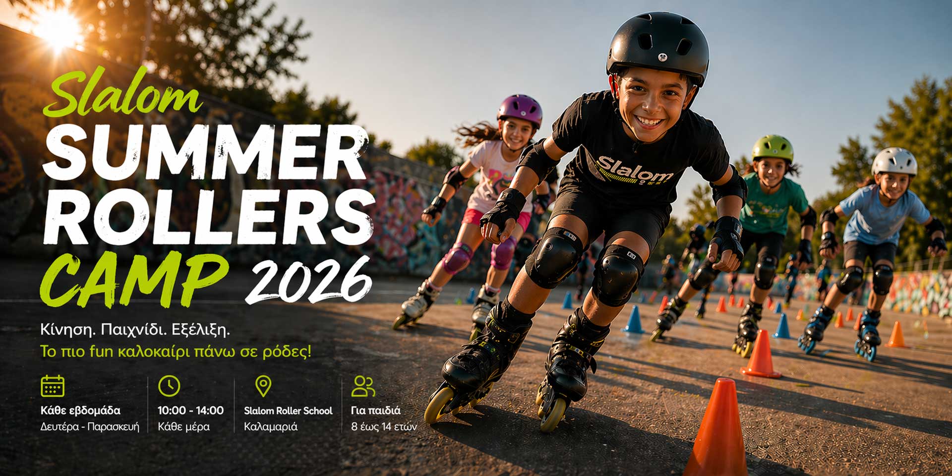Παιδιά κάνουν inline skating slalom σε summer rollers camp με κώνους και προστατευτικό εξοπλισμό